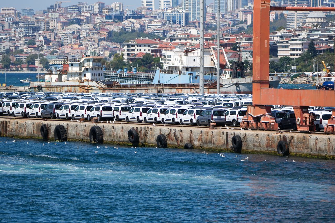 Crafting Captivating Headlines: Your awesome post title goes here A large shipment of white cars at a bustling port in İstanbul, Türkiye.
